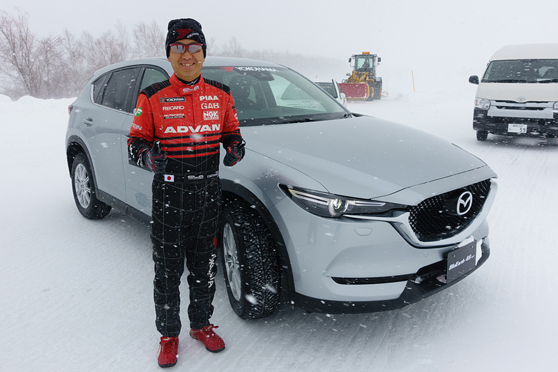 日本を代表するラリードライバー 奴田原文雄選手。奴田原選手がドライブするスタッドレスタイヤ「アイスガード 6」と、オールシーズンタイヤ「ブルーアース 4S」の同乗走行をお届けする