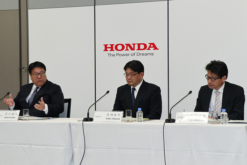 本田技研工業の2018年度第3四半期決算説明会の登壇者。左から本田技研工業株式会社 代表取締役副社長 倉石誠司氏、専務取締役 事業管理本部長 竹内弘平氏、事業管理副本部長 経理部長 森澤治郎氏