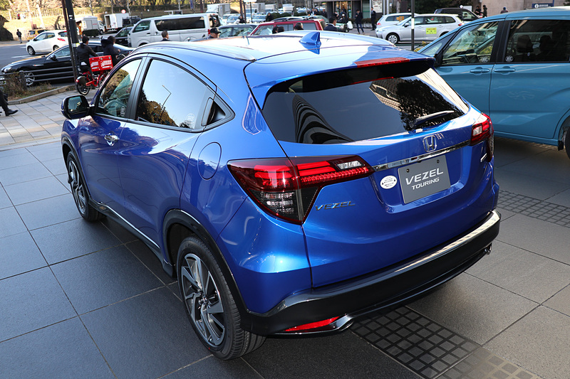 決算説明会の会場となった東京 青山の本社では、前日の1月31日に発売したばかりの新型「ヴェゼル ツーリング」を車両展示。ボディカラーは新色の「プレミアムクリスタルブルー・メタリック」