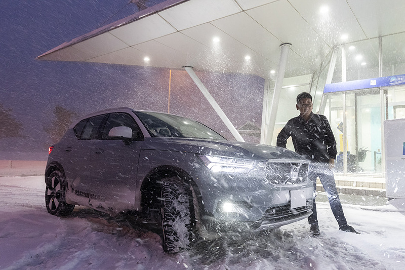 目的地である北海道 函館に渡るフェリーターミナルでの1枚。吹雪のように舞い散る雪で判別しにくいが、試乗車のボルボ「XC40」と筆者