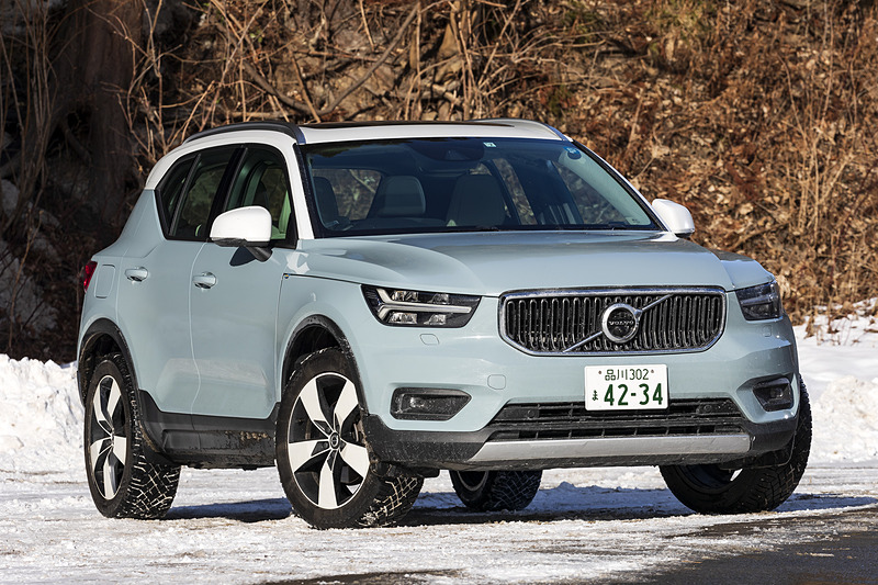 試乗車の「XC40 T4 AWD MOMENTUM」。ボディサイズは4425×1875×1660mm（全長×全幅×全高）、ホイールベースは2700mm。試乗車はオプションの電動パノラマ・ガラスサンルーフ（20kg増）を装着して車両重量は1690kg
