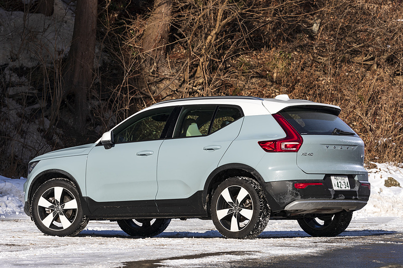 試乗車の「XC40 T4 AWD MOMENTUM」。ボディサイズは4425×1875×1660mm（全長×全幅×全高）、ホイールベースは2700mm。試乗車はオプションの電動パノラマ・ガラスサンルーフ（20kg増）を装着して車両重量は1690kg