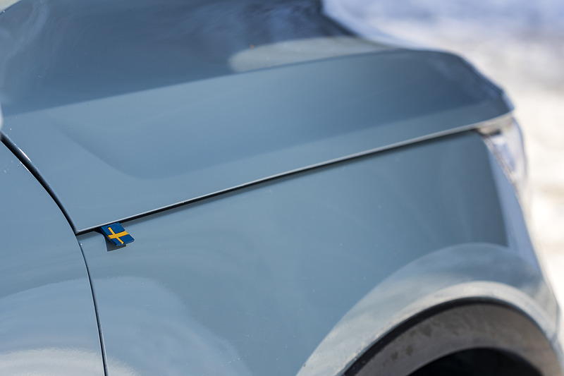 ボンネットに樹脂製のスウェーデン国旗のアクセサリーを設定