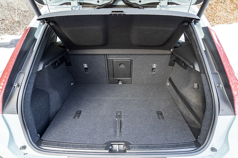 ラゲッジスペースは6：4分割可倒リアシートを前方に倒して拡大可能。ラゲッジスペース右側に格納ボタンを設定