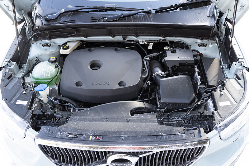 最高出力140kW（190PS）/4700rpm、最大トルク300Nm（30.6kgfm）/1400-4000rpmを発生する直列4気筒DOHC 2.0リッター直噴ターボ“T4”エンジン