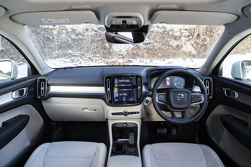 本革巻/シルクメタル・ステアリングホイールを標準装備