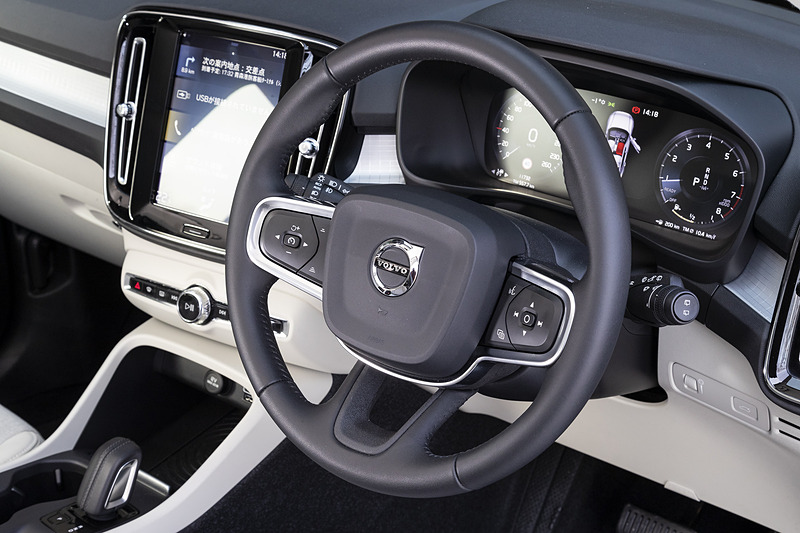 本革巻/シルクメタル・ステアリングホイールを標準装備