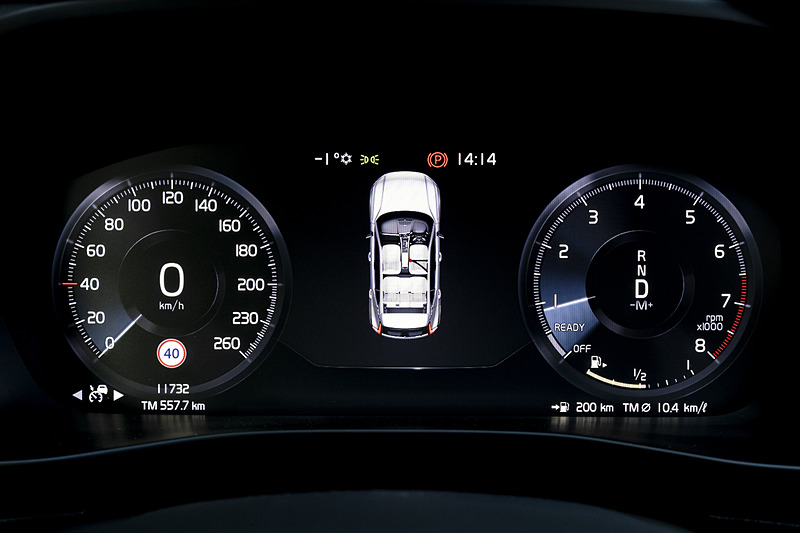 XC40全車で12.3インチ・デジタル液晶ドライバー・ディスプレイを標準装備する