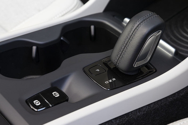 本革巻のシフトセレクター。ATのマニュアル変速はシフトセレクターで行なう