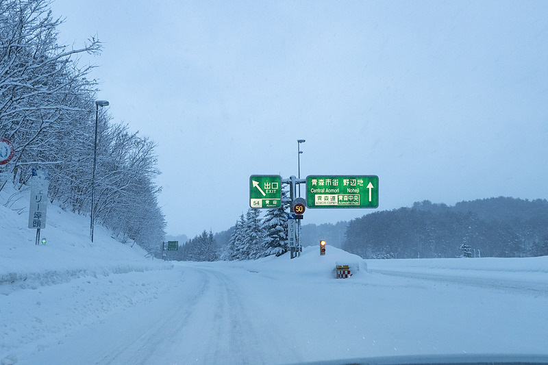 青森県内に入ると、除雪車が出動するほどの本格的なスノー路面に