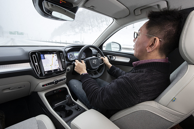 青森県内に入ると、除雪車が出動するほどの本格的なスノー路面に