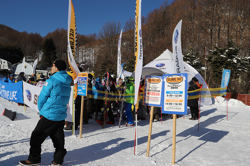 スキー場の目立つ位置に、白い受付テントを設置