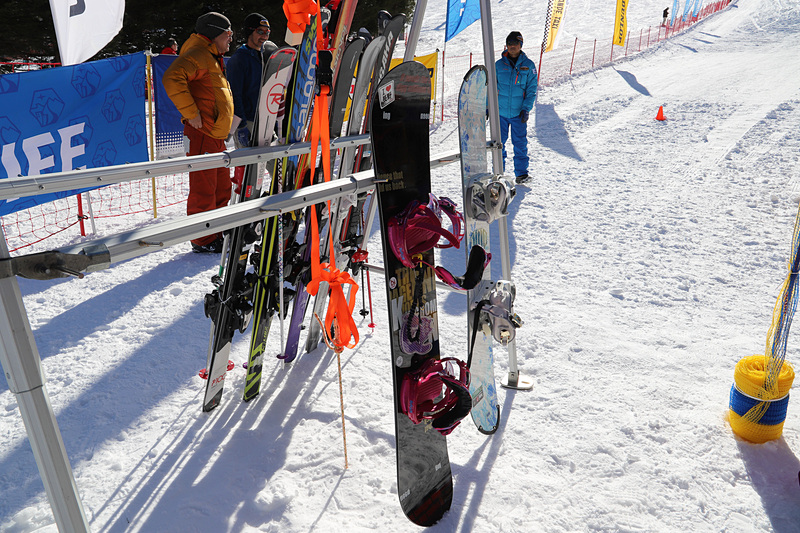 ゲレンデタクシーは片道の乗車が基本となるが、往復乗車も可能。板は乗車口で預かってもらえるので、下りもぜひ体験を