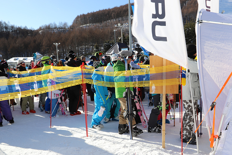 9時の受付開始とともに、瞬く間に長蛇の列ができあがった