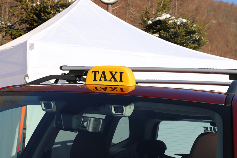 タクシーの行燈がすっかりなじんでいる