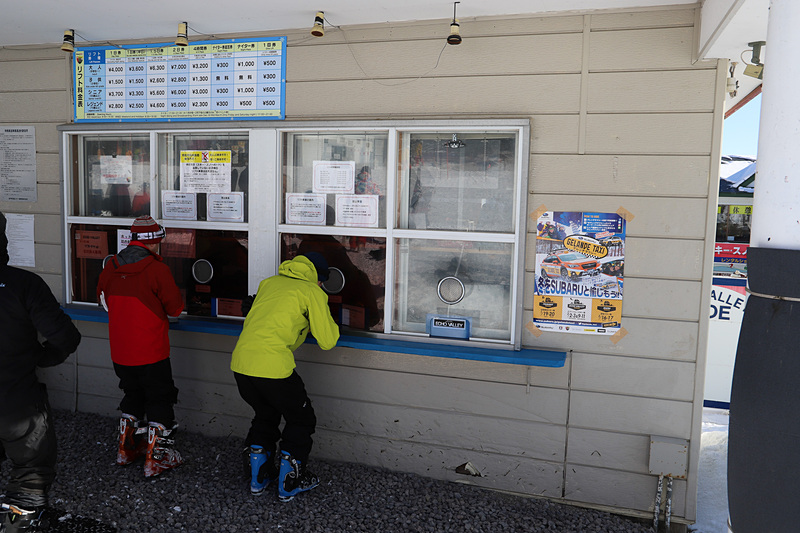 エコーバレースキー場のリフト券売り場にゲレンデタクシーのポスターが飾られていた