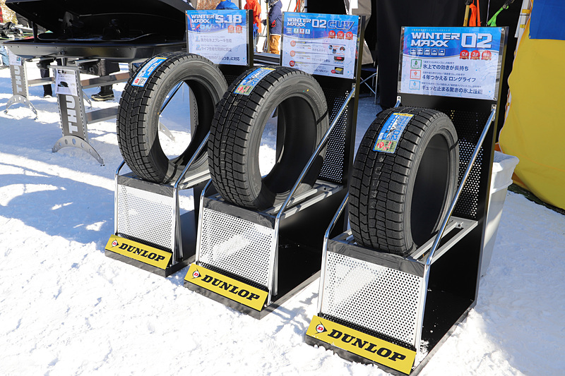 隣のダンロップブースではゲレンデタクシーが装着するタイヤが展示されているほか、温かいコーンスープを配布している