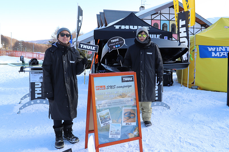 受付近くのスーリーブースでは、ゲレンデタクシーに装着されるキャリアの展示とともに、新作のルーフボックスを紹介。SNSキャンペーンも行なっており、オリジナルのシリコンバンドがもらえる