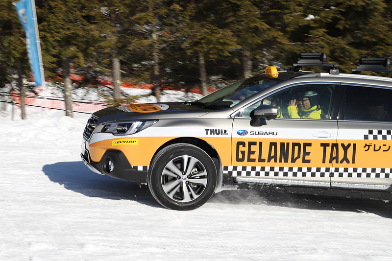 スキーヤーやスノーボーダーを乗せた「アウトバック」「フォレスター」「XV」の3車種が、雪を巻き上げながらゲレンデを駆けまわっていた