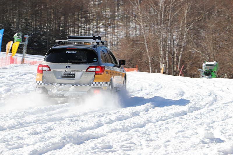 スキーヤーやスノーボーダーを乗せた「アウトバック」「フォレスター」「XV」の3車種が、雪を巻き上げながらゲレンデを駆けまわっていた