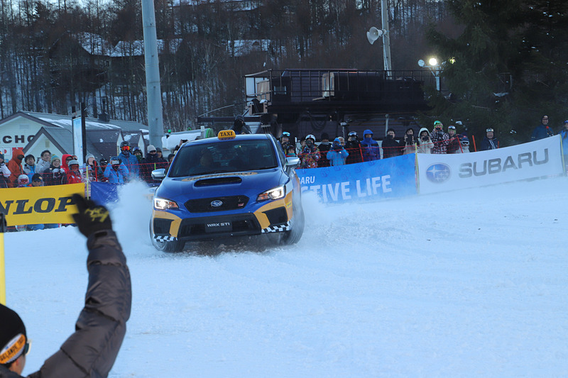 ゲレンデ上方から車体を斜めにしながら現われた石田選手は、柔らかく積もった雪を巻き上げるド派手なドライビングを披露。最後に車両から降りてきた石田選手の足下を何気なく見ると……スノーシューズ!?