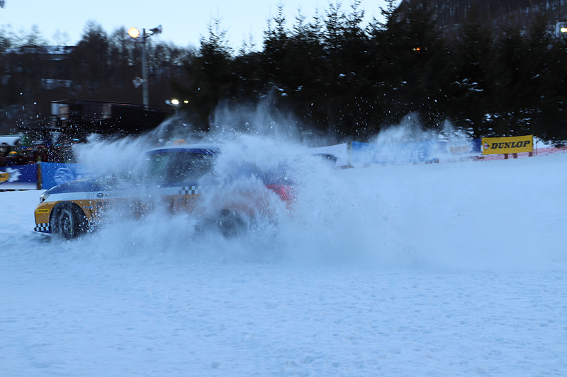 ゲレンデ上方から車体を斜めにしながら現われた石田選手は、柔らかく積もった雪を巻き上げるド派手なドライビングを披露。最後に車両から降りてきた石田選手の足下を何気なく見ると……スノーシューズ!?