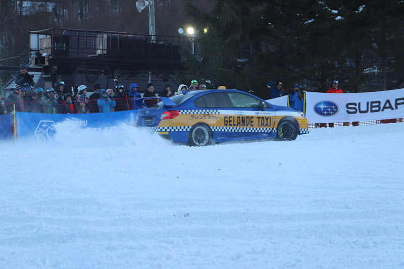 ゲレンデ上方から車体を斜めにしながら現われた石田選手は、柔らかく積もった雪を巻き上げるド派手なドライビングを披露。最後に車両から降りてきた石田選手の足下を何気なく見ると……スノーシューズ!?