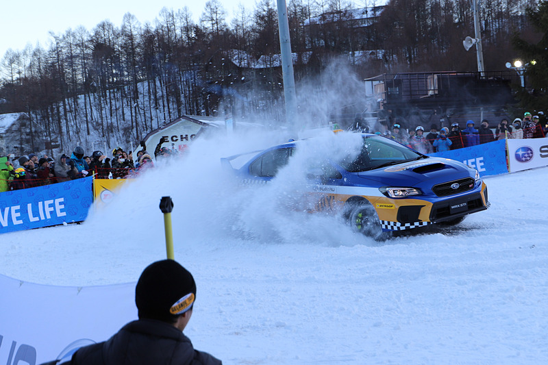 集まったギャラリーに雪をかけまくる石田雅之選手