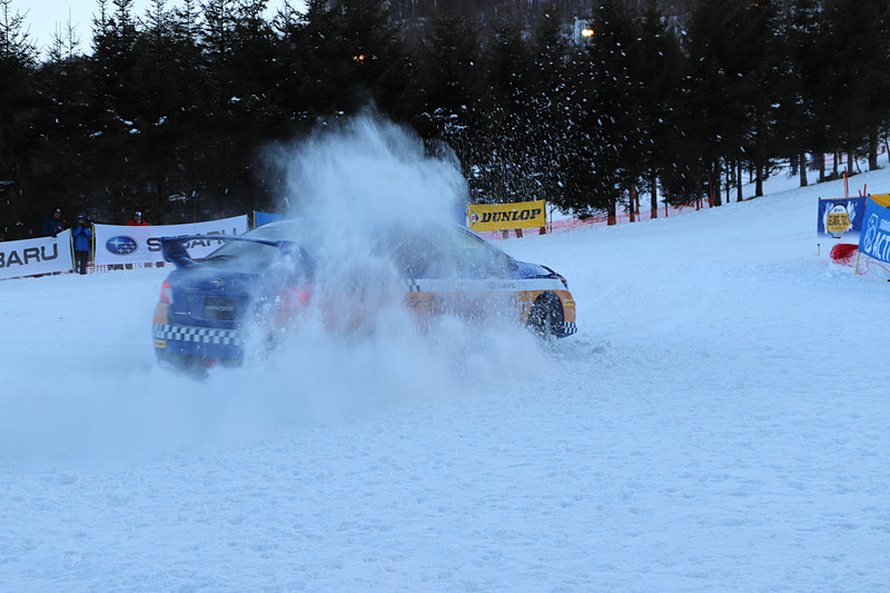 ゲレンデ上方から車体を斜めにしながら現われた石田選手は、柔らかく積もった雪を巻き上げるド派手なドライビングを披露。最後に車両から降りてきた石田選手の足下を何気なく見ると……スノーシューズ!?