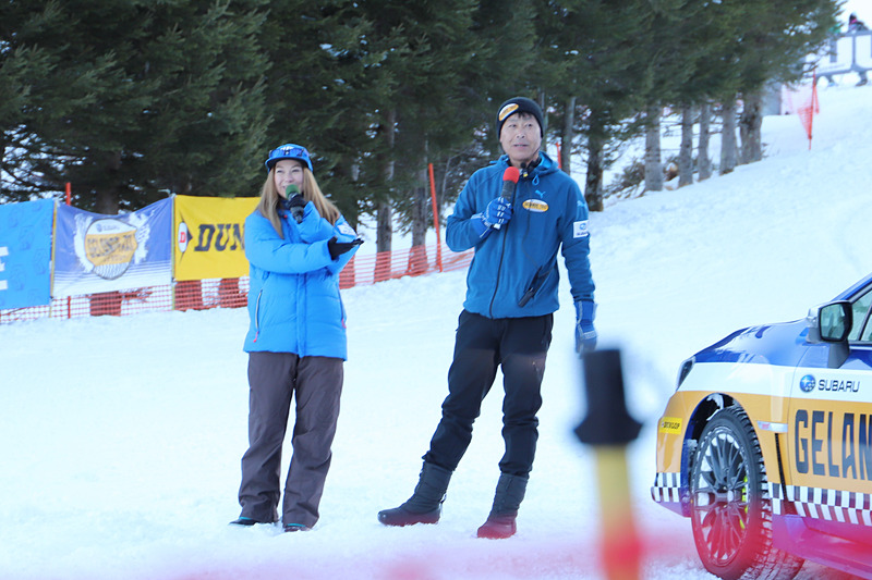 ゲレンデ上方から車体を斜めにしながら現われた石田選手は、柔らかく積もった雪を巻き上げるド派手なドライビングを披露。最後に車両から降りてきた石田選手の足下を何気なく見ると……スノーシューズ!?