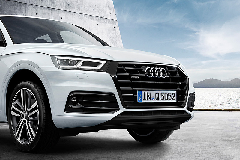 Q5 TDI 1st edition black stylingではマトリクスLEDヘッドライト（ダイナミックインジケーター含む）やアクティブセーフティを強化するアシスタンスパッケージ、外装のブラックスタイリング（モール/ルーフレール/ミラー）、専用20インチホイールといった装備を追加