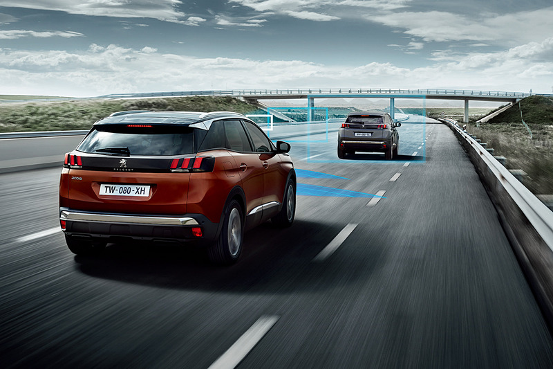 レーンキープアシスト、ブラインドスポットモニターといったさまざまな先進機能を標準装備