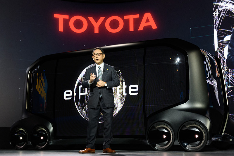 2018年の「CES」プレスカンファレンス。トヨタ自動車株式会社 豊田章男社長がサプライズで登場。「モビリティ・カンパニーへと変革することを決意しました」と語った