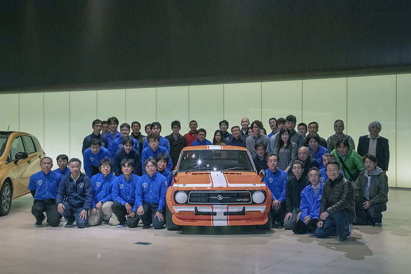 完成したB110サニーとスタッフで記念撮影