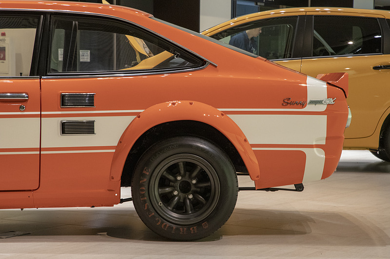 展示車は当時の日産純正マグネシウムホイールとブリヂストン製のRA-300が履かせてある。サイズは前後とも7.0/21.0-13