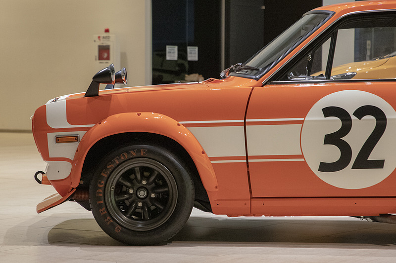 フロントスポイラーはアルミ板を叩いて製作されていた。裏側は折り込みがあり、裏板がアルミで付いていたが、これは0.6mmほどのスチールで作り直した。型がない状態でハンマーのみの造形には熟練職人の手を借りたとのこと