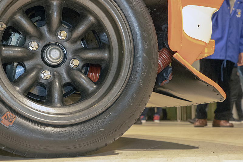 フロントスポイラーはアルミ板を叩いて製作されていた。裏側は折り込みがあり、裏板がアルミで付いていたが、これは0.6mmほどのスチールで作り直した。型がない状態でハンマーのみの造形には熟練職人の手を借りたとのこと