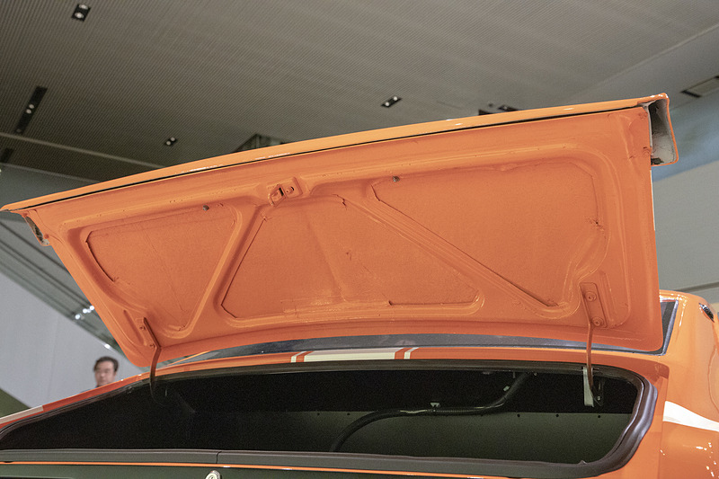 トランクリッドはFRP製。ボンネットやオーバーフェンダーもFRP製だ