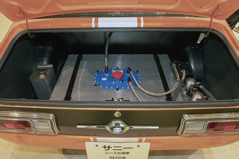 トランク内には安全タンクが付く。ホース類などは安全第一で現代のものを使って再生されている