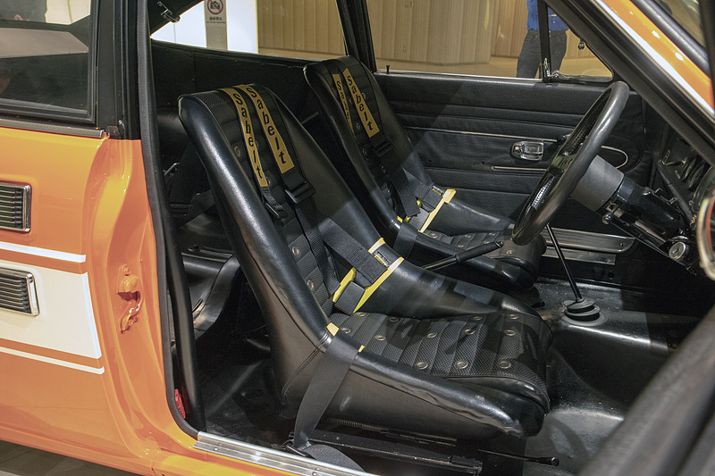 状態がよさそうに見えたシートも調べると傷んでいたことが発覚。ここもリペアされている