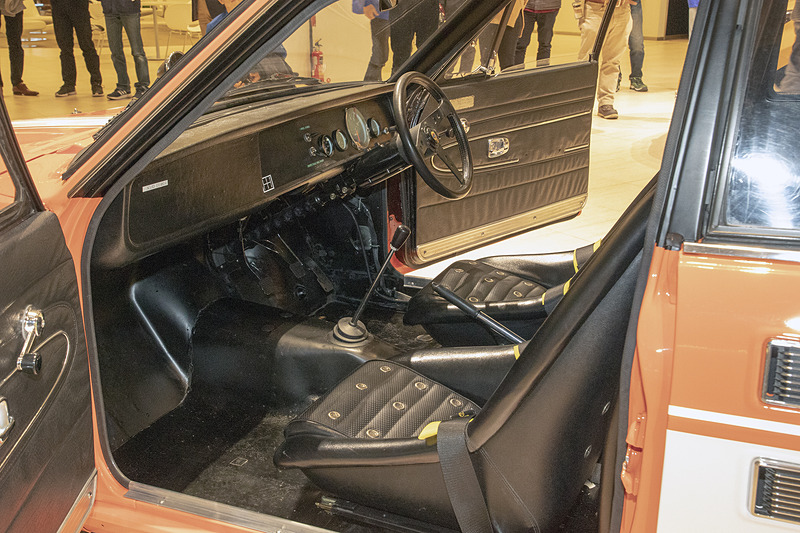 本来は5速MTが付いていたはずだが、再生開始時に確認したところ4速MTに載せ替えられていた。そこで稀少な5速MTを探しだして元どおりにしている