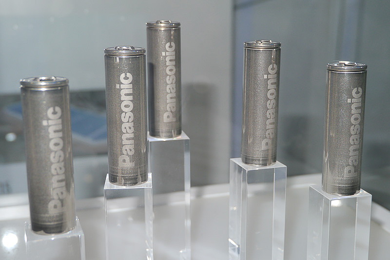 米国 ネバダ州にある「ギガファクトリー」内にある電池セルの出荷倉庫（左）と、ギガファクトリーで生産される「2170」電池（右）