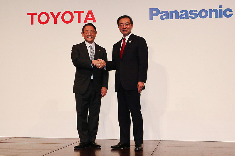 2017年12月に開催された共同記者会見で握手するトヨタ自動車株式会社 代表取締役社長 豊田章男氏（左）と、パナソニック株式会社 代表取締役社長 津賀一宏氏（右）