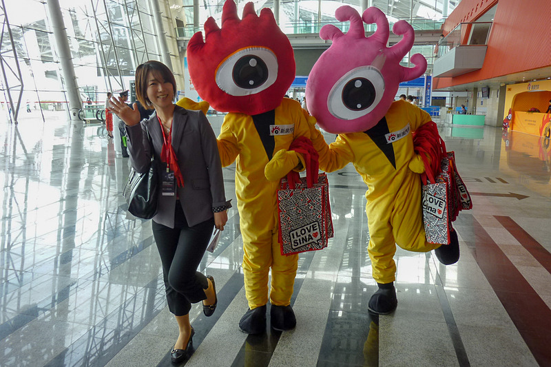 これは2009年に広州モーターショーを取材した時のひとコマ。当時はこういうユルコワ（？）な珍キャラクターがよく中国のモーターショーに出現して、会場を練り歩いていたものでした。2008年から2013年くらいまで毎年、北京、上海、広州のモーターショーを追っかけていましたが、会場はどんどん増築されて広くなるし、出展車両やワールドプレミアも増える一方で、本当にすごい盛り上がりを体験できたのが、今でもいい思い出です