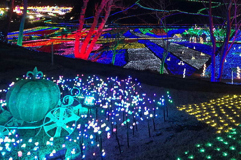 4月7日まで開催中のウィンターイルミネーション「ドイツ村の奇跡」は、遠くまで広がる光の夢の世界にうっとり。2月はバレンタインデーにちなみ、15分ごとに始まる光と音のショーで飛び出す大きなシャボン玉の香りが、チョコレートに変わるそうです。カップルでぜひ行ってみて！
