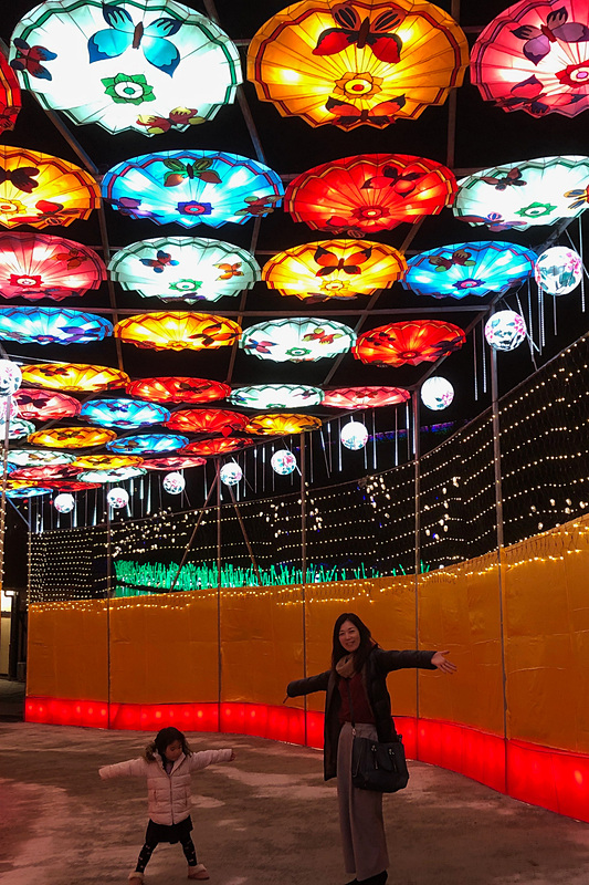 こちらがチャイナランタンフェスティバル会場へと誘う、花傘のトンネル。娘もこの時はめっちゃテンション上がって、走り回っていたのですが（笑）。でも、中国疑似体験はここからが本番です