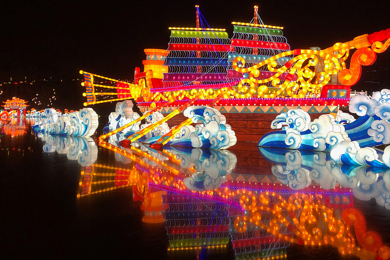 壮大なスケールの巨大ランタンで創られる世界が、これでもかこれでもかと押し寄せてきます！　iPhone Xをもってしても写真じゃこの迫力、ぜんぜん伝わらない～。これは本当に一見の価値アリです。東京ドイツ村チャイナランタンフェスティバルは4月7日まで、16時～21時の開催です