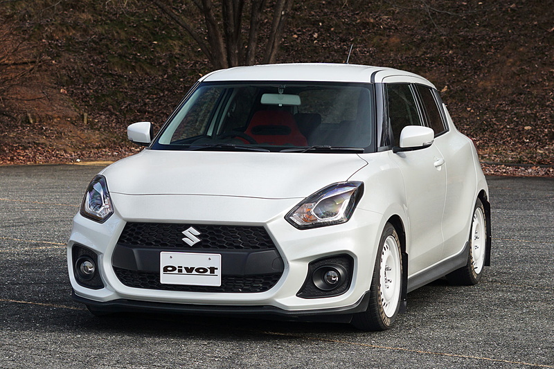 DPB-X2の「スイフトスポーツ」（ZC33S）装着イメージ