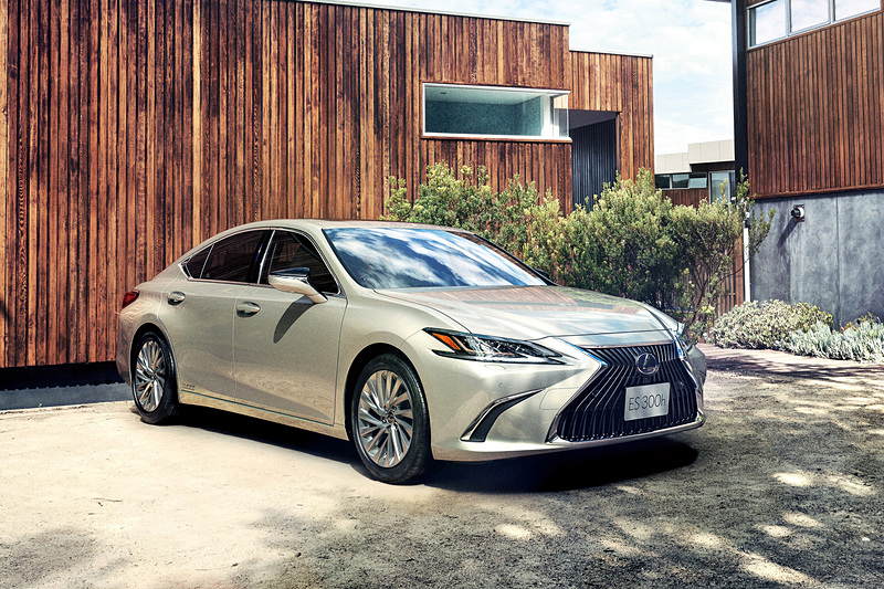 「KINTO SELECT」では6車種のレクサス車を6か月ごとに乗り換えていく。月額料金は19万4400円
