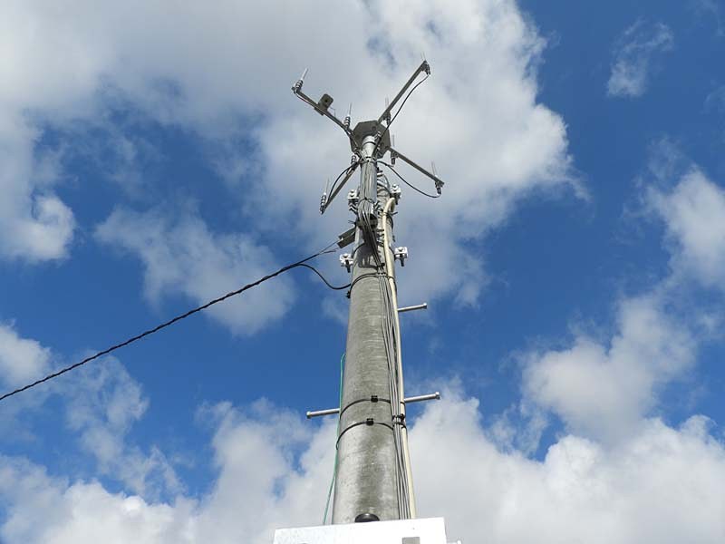 京セラが設置した700MHz帯ITS無線のアンテナ（左）と、送受信機（右）。送受信機はバス車両内にも同じものを設置